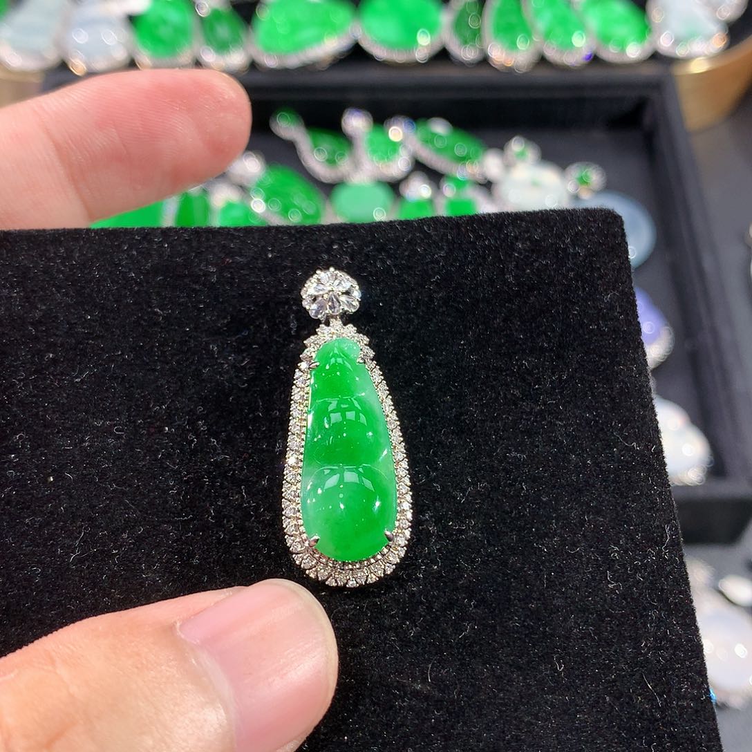 翡翠18K金镶嵌颈饰