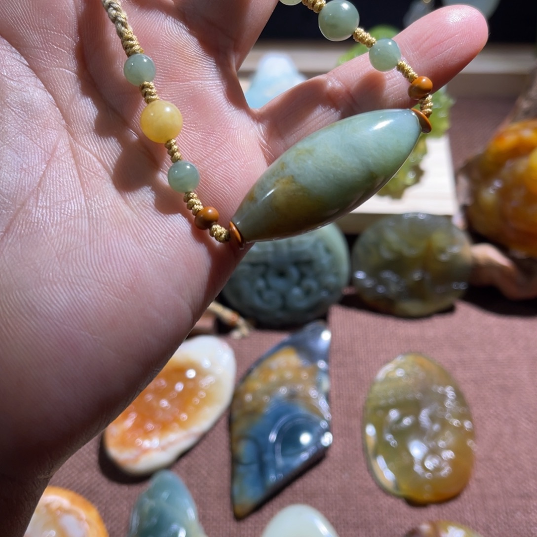 蛇纹石玉未镶嵌颈饰