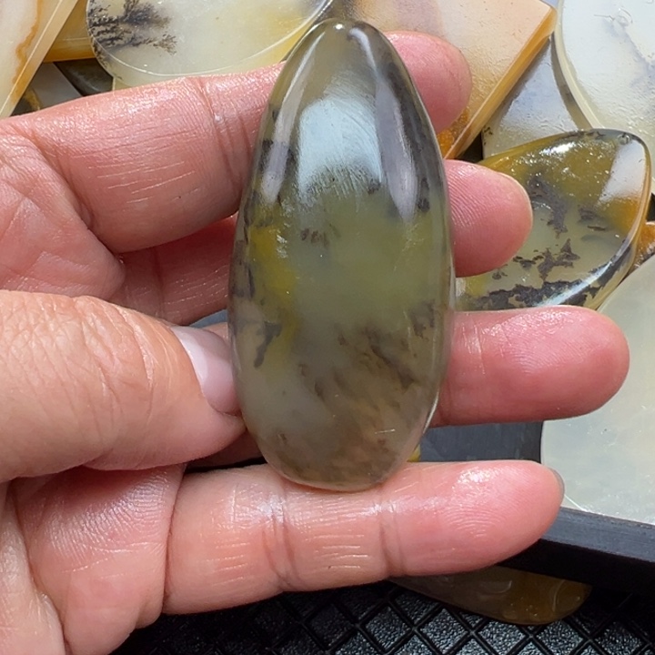 石英质玉（黄龙玉）颈饰未镶嵌