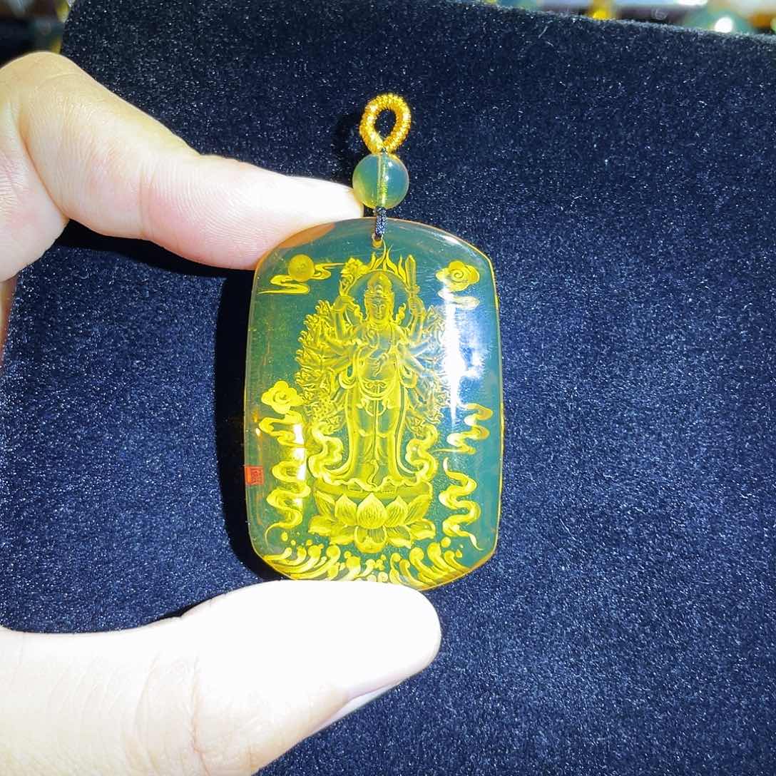 琥珀颈饰未镶嵌蓝珀千手观音阴雕吊坠