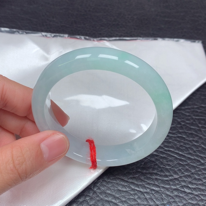 翡翠手镯未镶嵌。