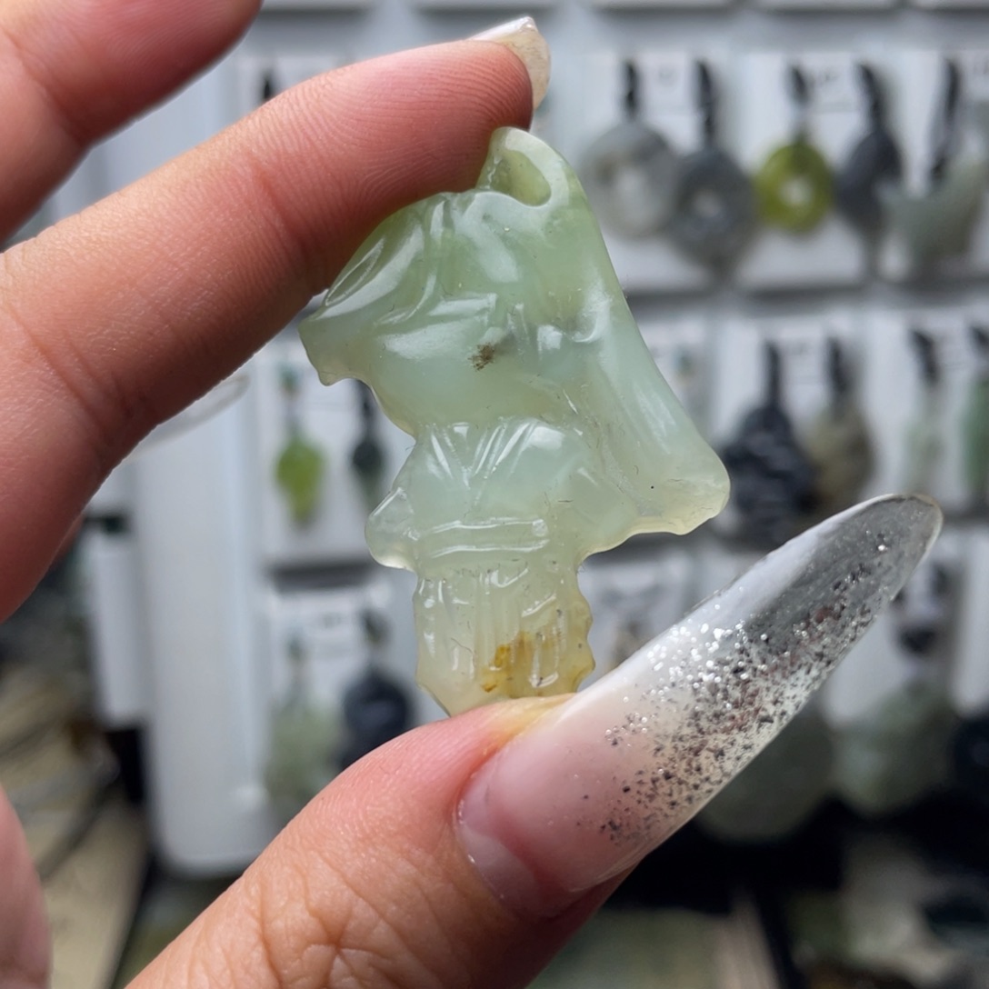 岫玉未镶嵌颈饰卡通