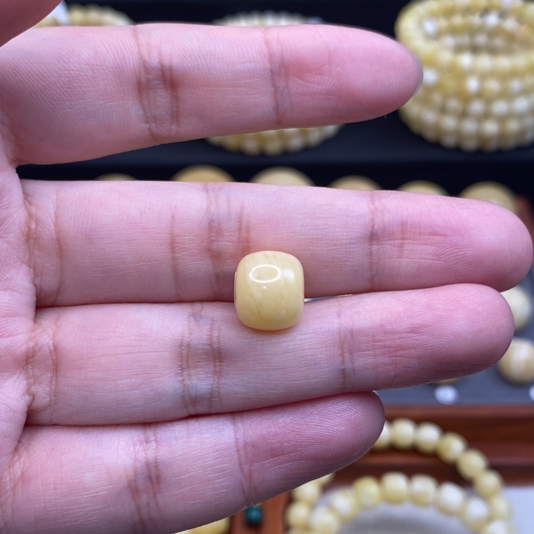 转***。蜜蜡未镶嵌珠宝奇石