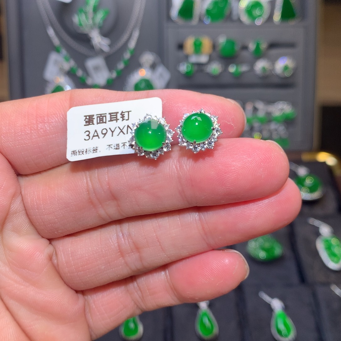 18K金镶嵌翡翠耳钉蛋面