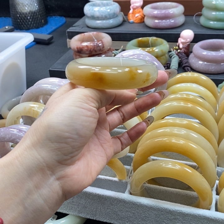 未镶嵌手镯石英岩玉