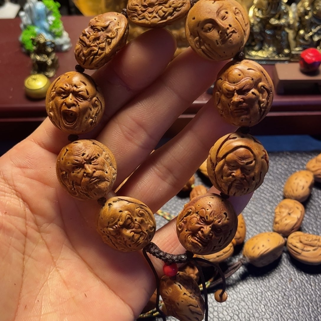 大桃核雕刻瑕疵罗汉