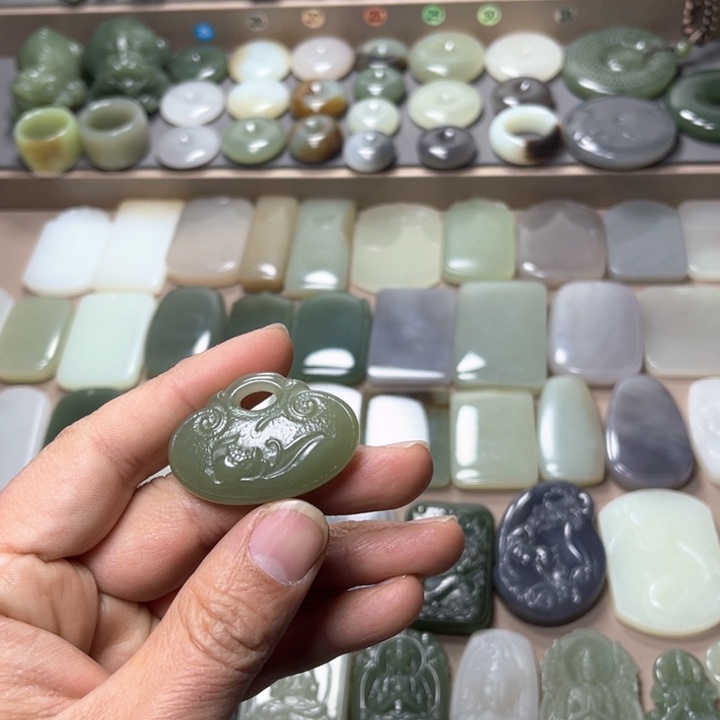 和田玉颈饰未镶嵌