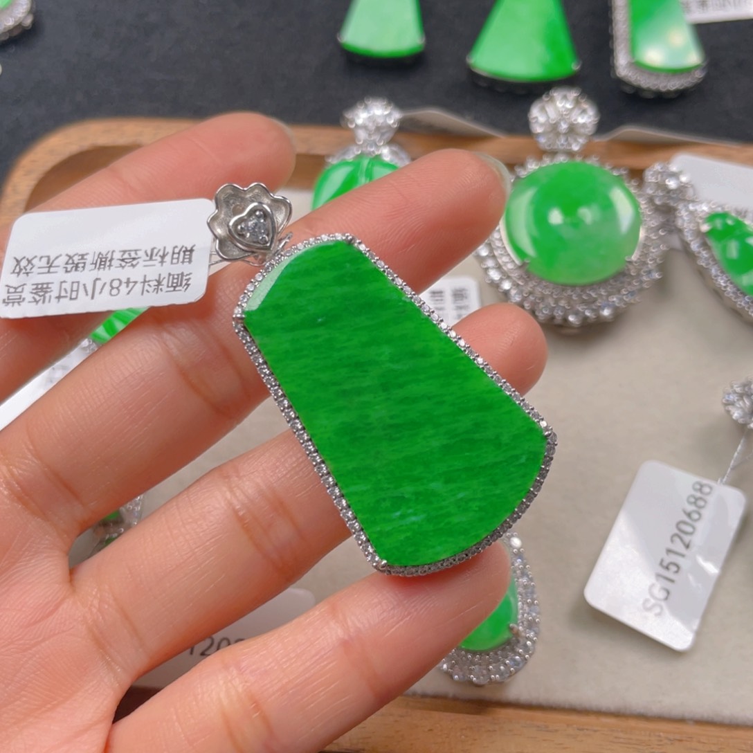 翡翠颈饰银S925镶嵌翡翠