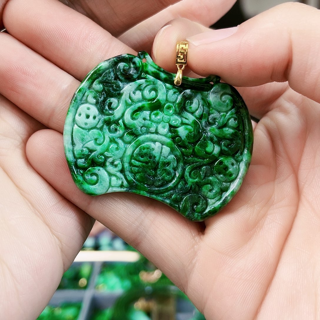 翡翠颈饰18K金镶嵌吊坠多样性