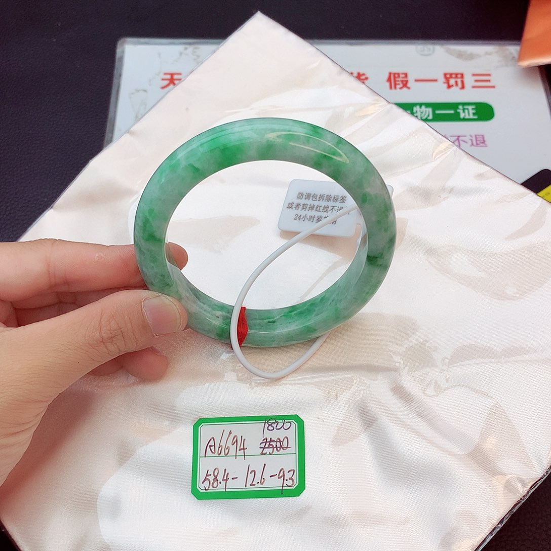 翡翠手镯未镶嵌翡翠