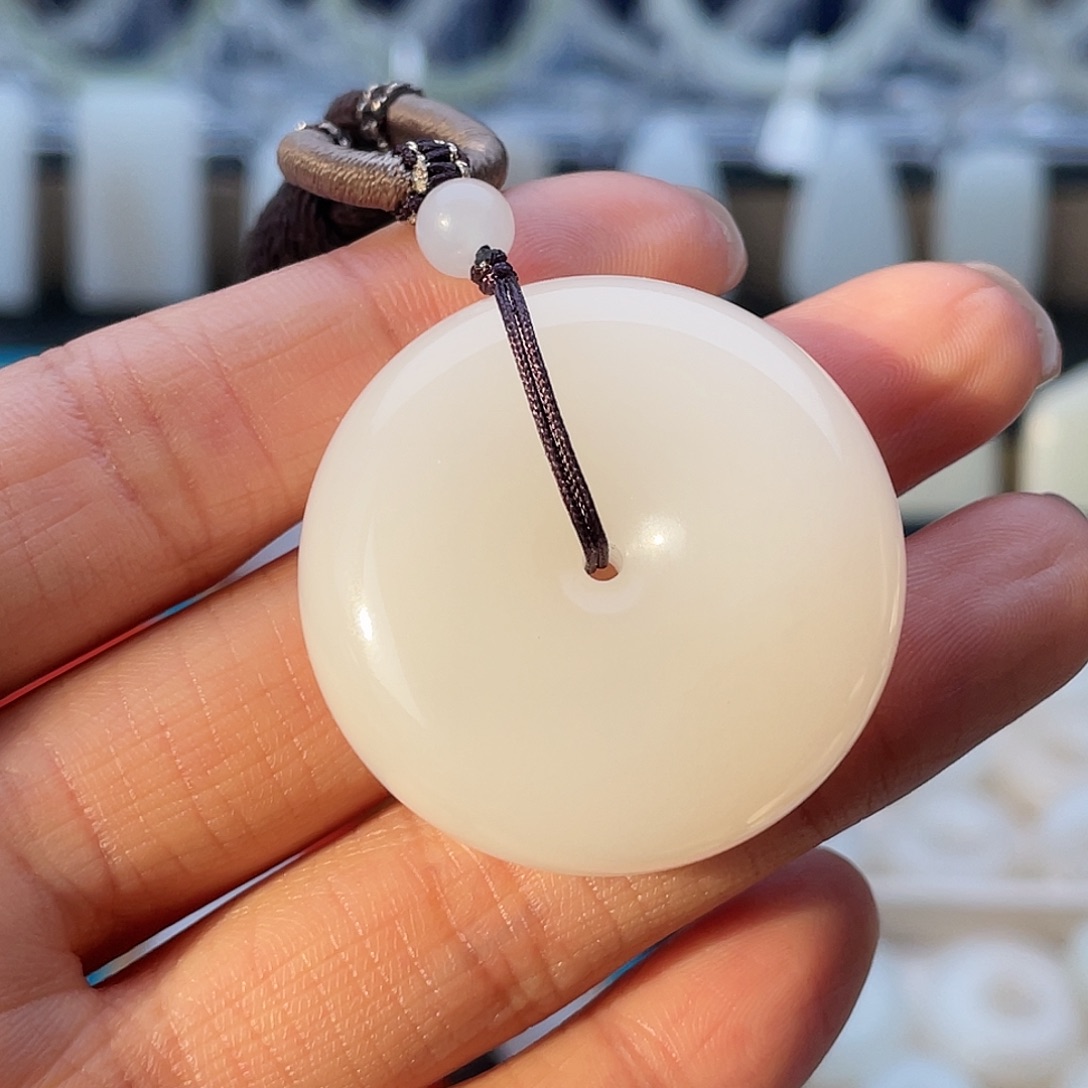 一***星和田玉未镶嵌颈饰