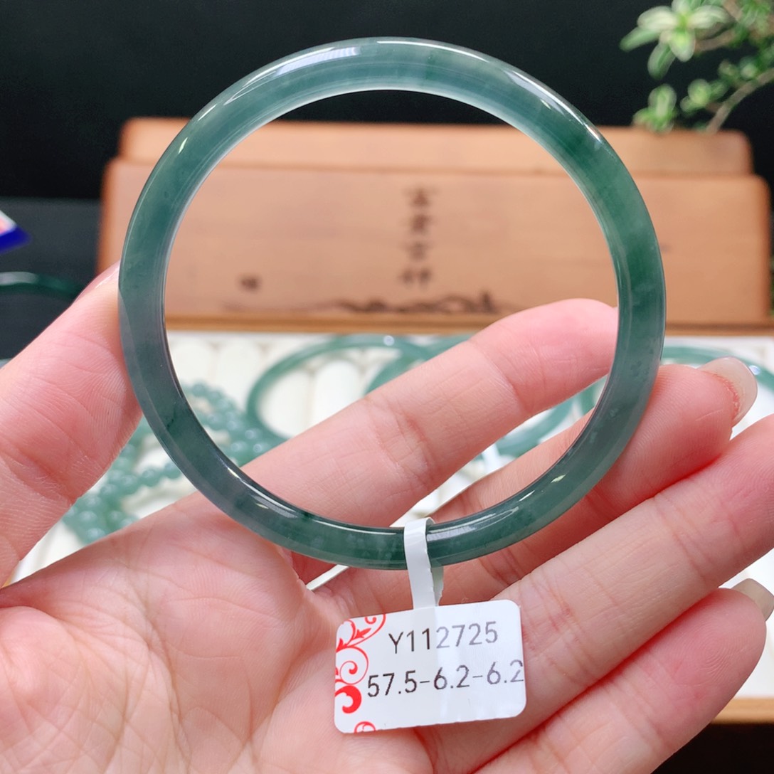 翡翠手镯未镶嵌天然