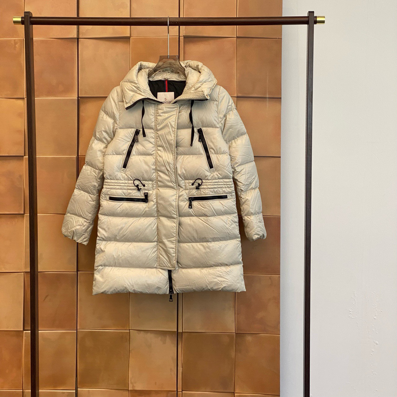99新 MONCLER  Aphri米白色刺绣徽标logo连帽羽绒服/0码/29674
