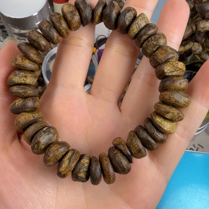 青***喷沉香碎屑沉香莺歌绿奇楠1.3壳子37颗珠子