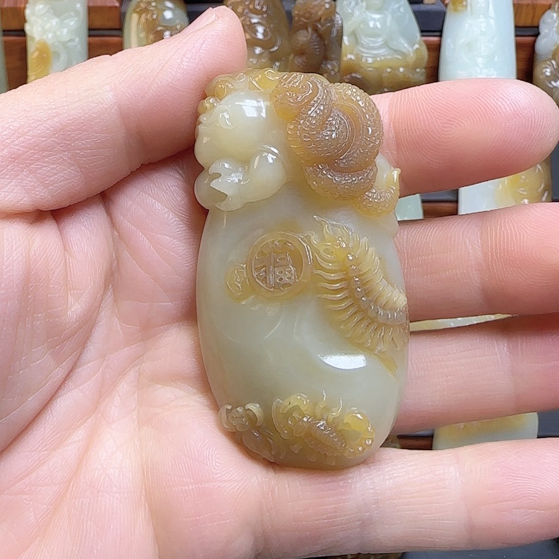 和田玉（糖玉）颈饰未镶嵌不**夫