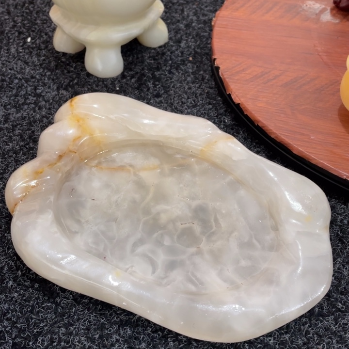 下***亮玉微瑕处理烟灰缸摆件