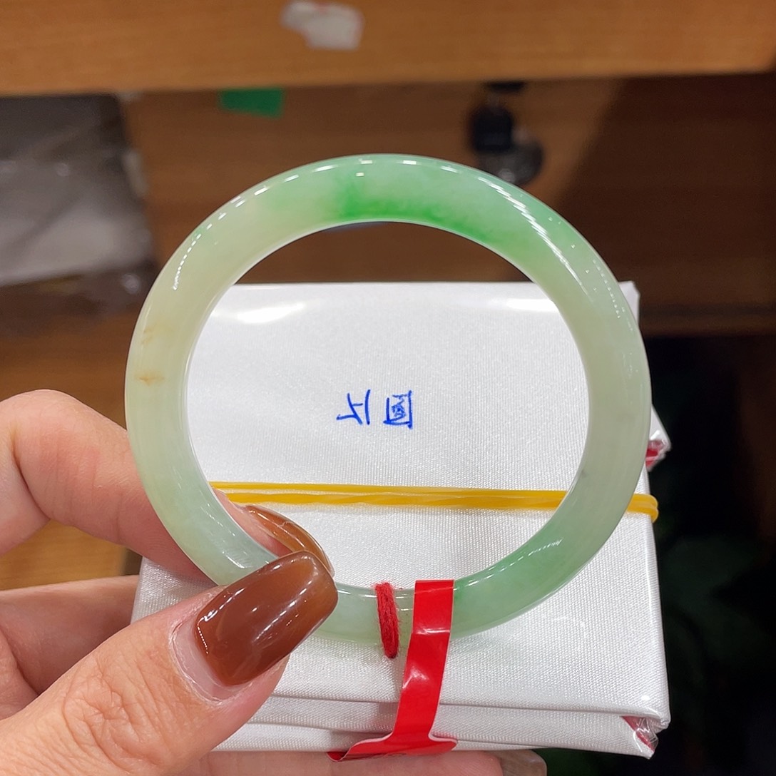 翡翠手镯未镶嵌天然翡翠