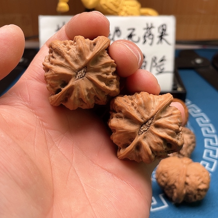文玩核桃吊坠佛肚