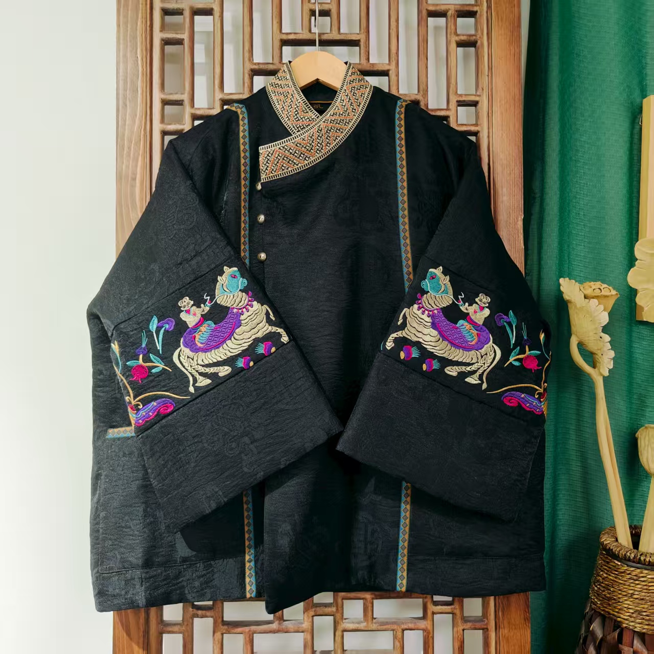 （LS592-1）凤徕兮私人定制黑色福禄底彩图腾刺绣中长棉服（棉）