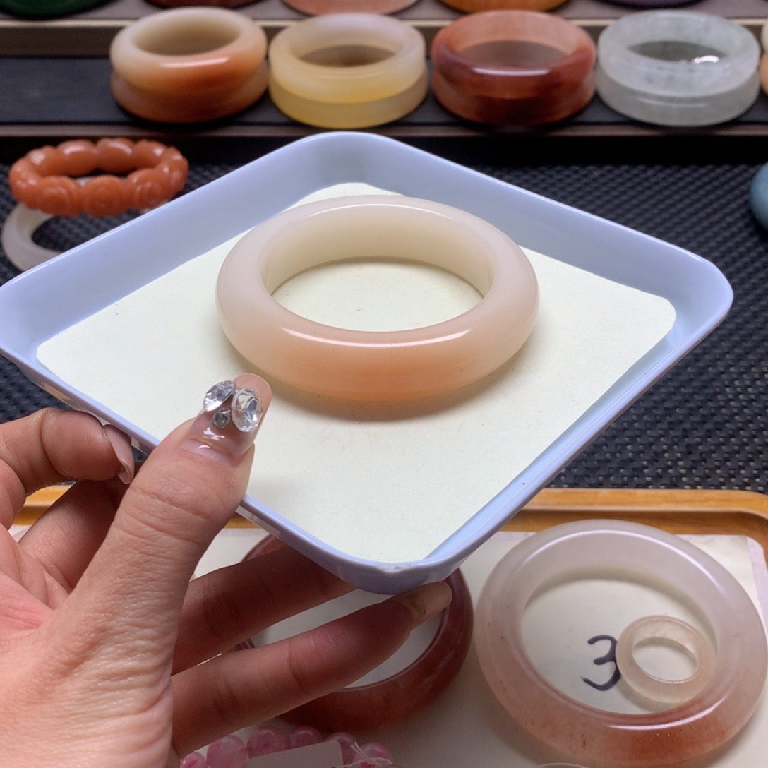 石英质玉手镯未镶嵌是***?