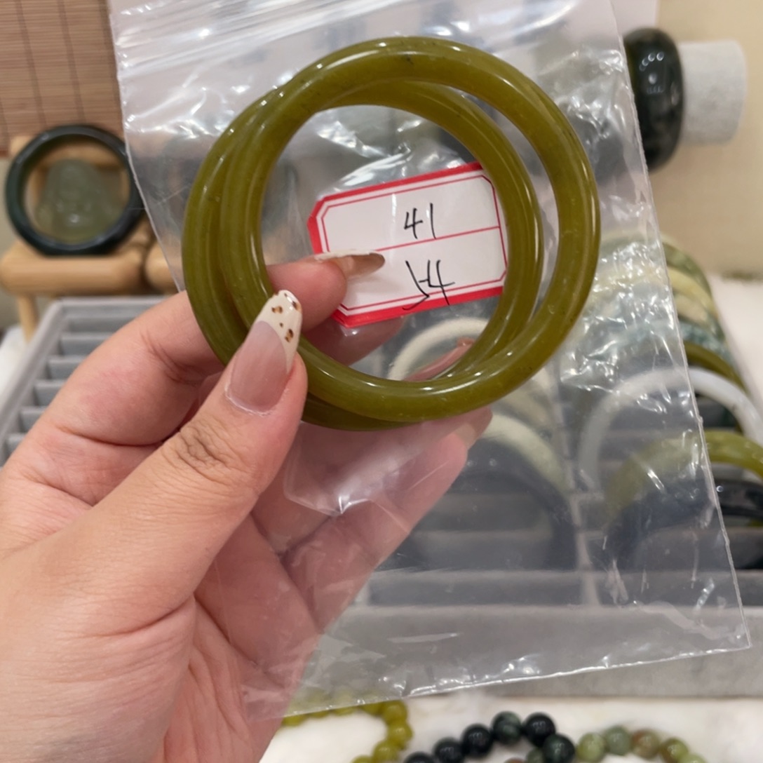 蛇纹石玉手镯未镶嵌