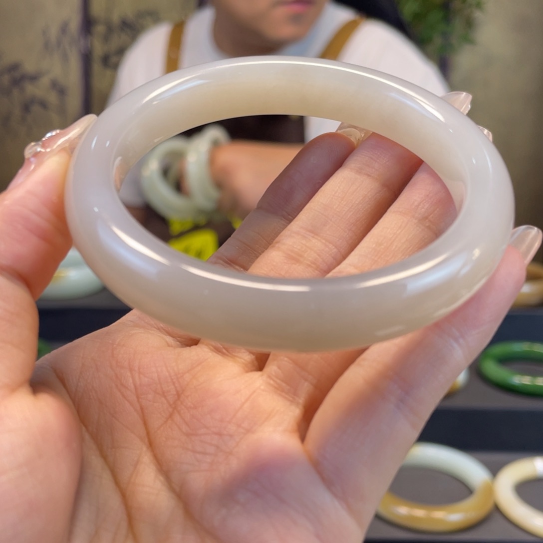 和田玉手镯未镶嵌