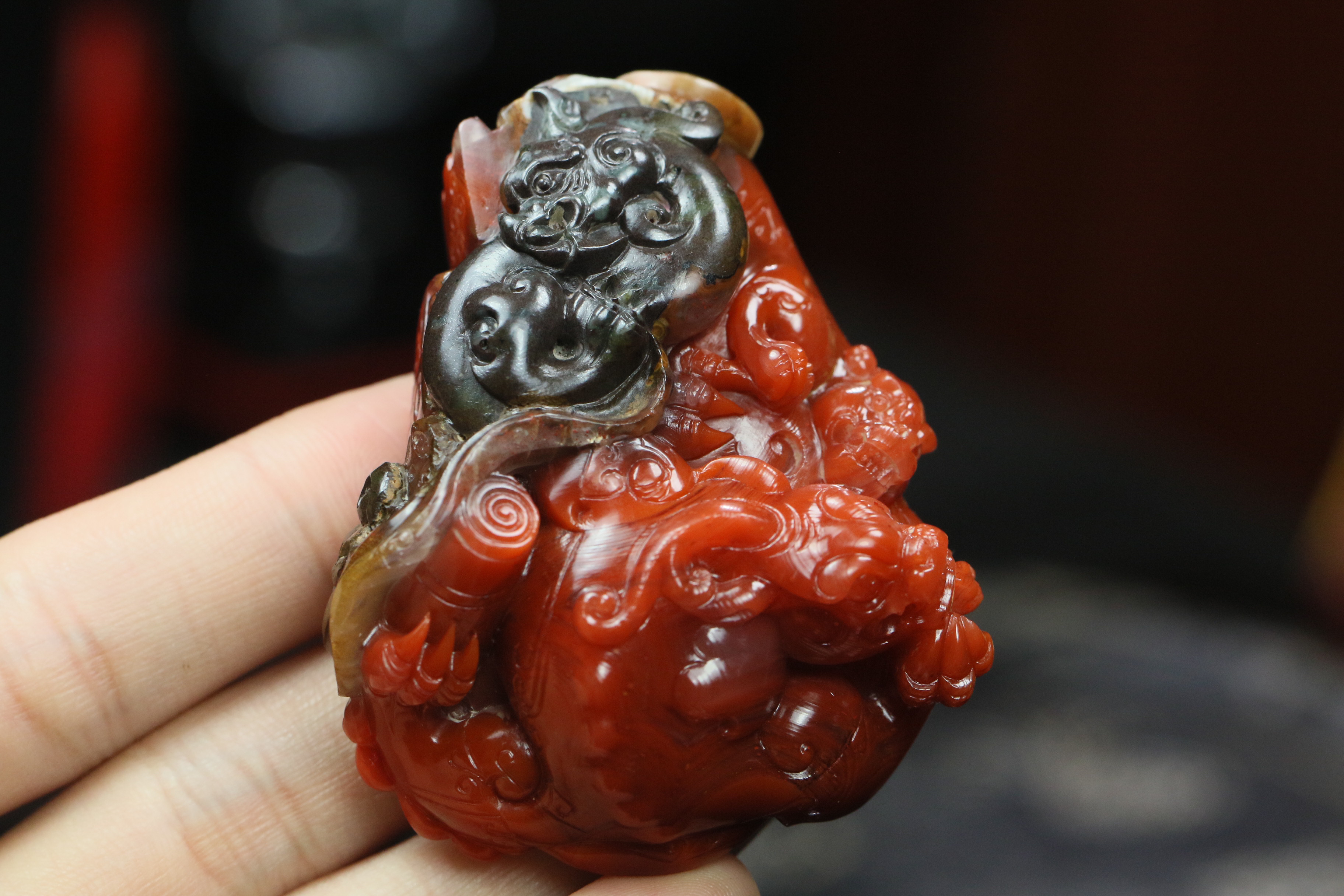 老南红！保山原矿·阿东寨锦灰堆手把件苏工雕刻黑红俏色柿子红锦红