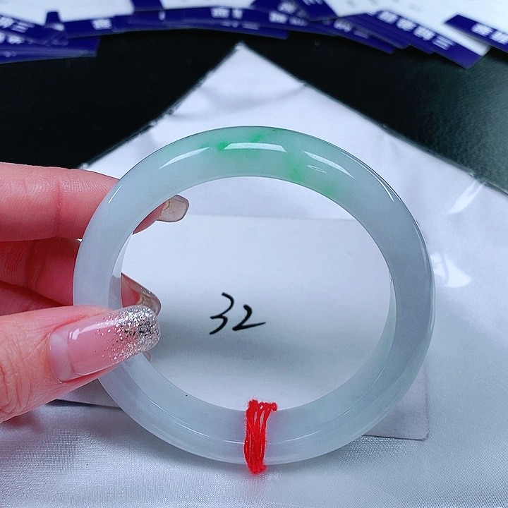 翡翠手镯未镶嵌翡翠手镯未镶嵌