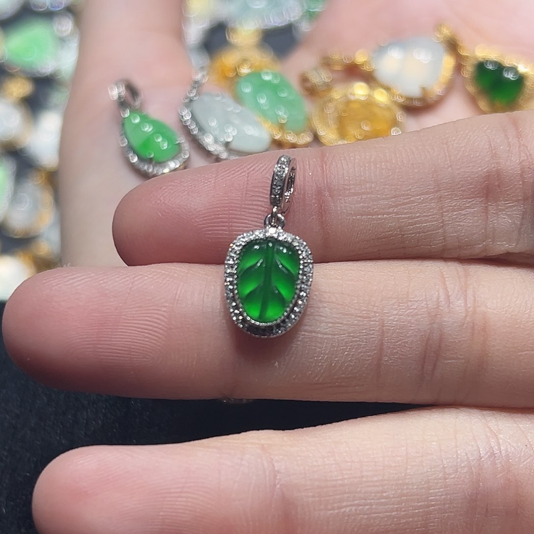 翡翠手链18K金镶嵌吊坠