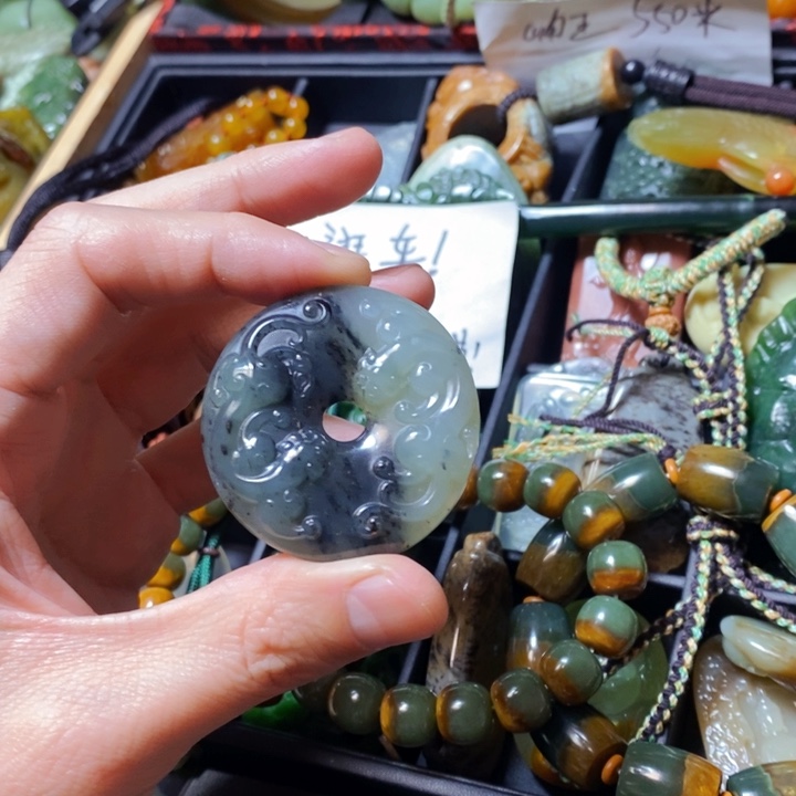 蛇纹石玉颈饰未镶嵌