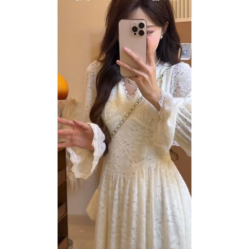 秋冬杏色蕾丝长裙女装设计感显瘦高级打的纯欲连衣裙