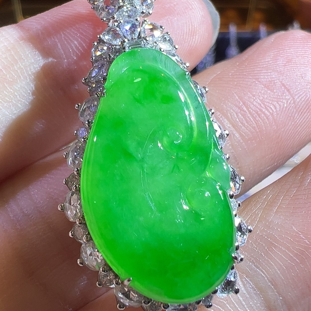 翡翠吊坠(赠链)18K金镶嵌高冰玻金丝绿如意吊坠