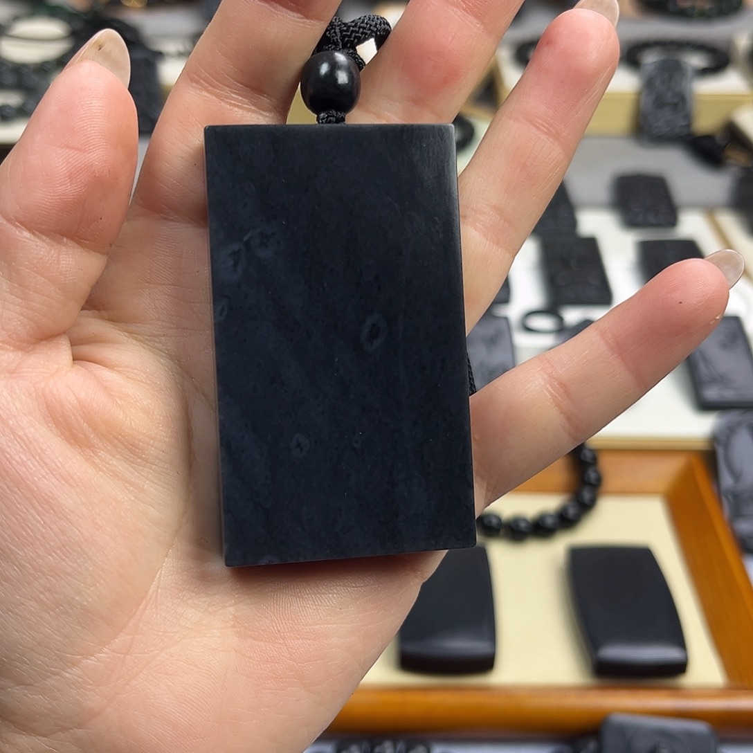 和田玉（墨玉）未镶嵌颈饰47钢板意境