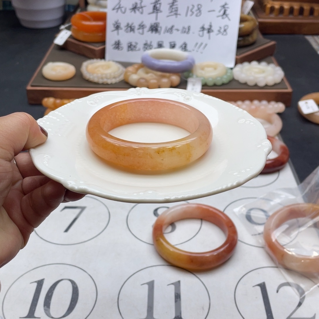 芯***哥石英岩玉未镶嵌手镯