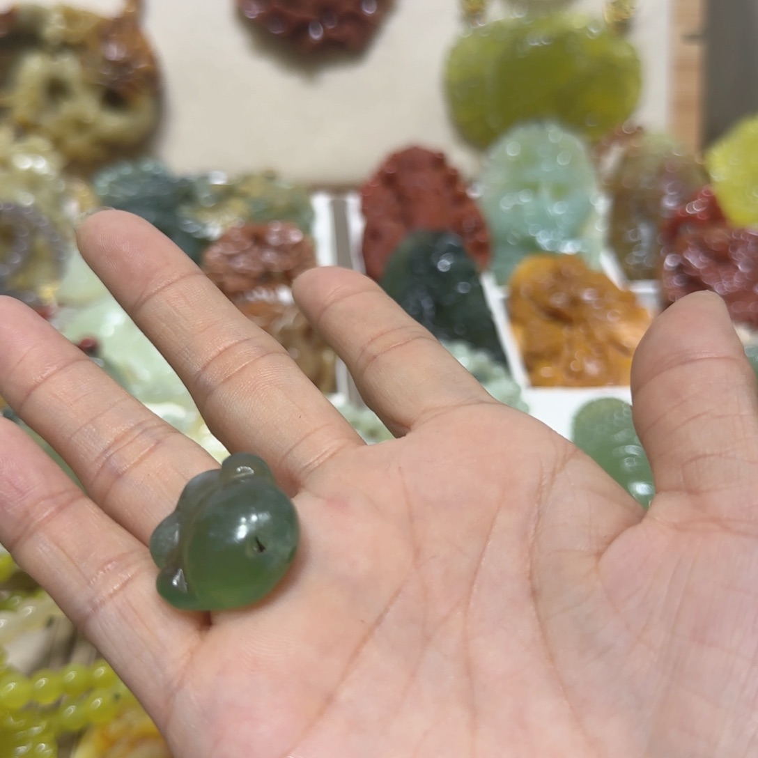 未镶嵌蛇纹石玉吊坠小****