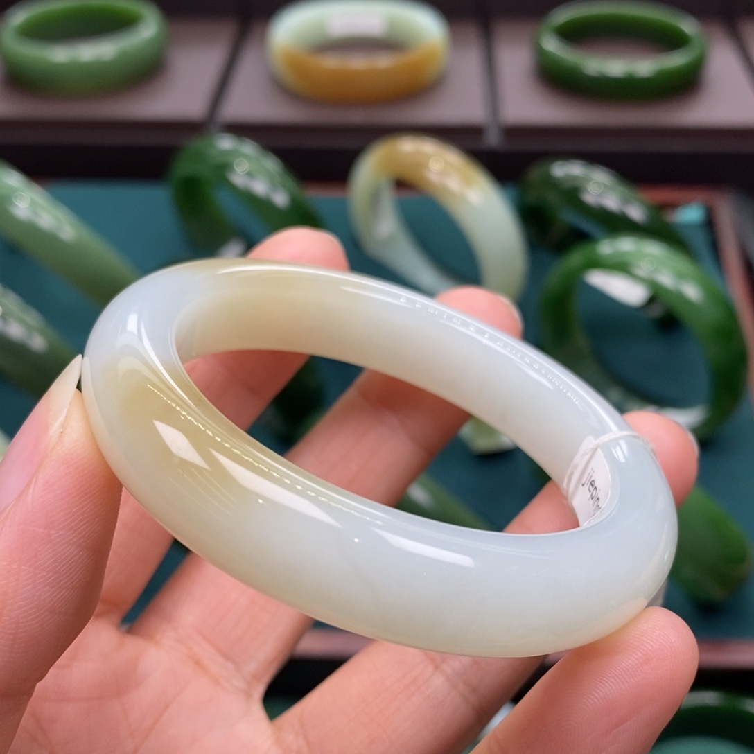 和田玉（糖玉）未镶嵌手镯