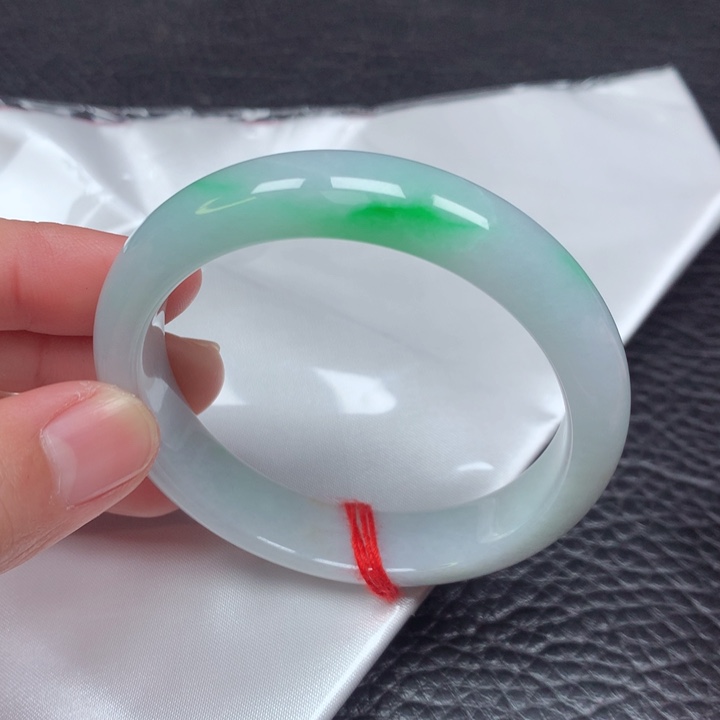 翡翠手镯未镶嵌。