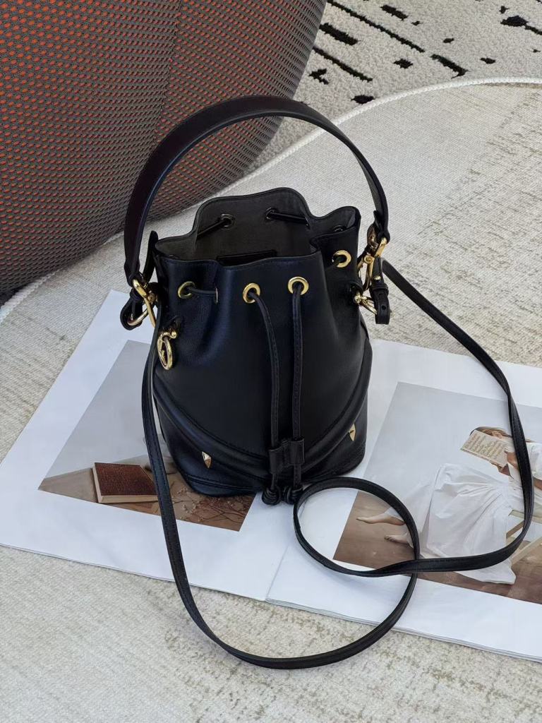 95新 FENDI/芬迪 芬迪 FENDI roma抽绳水桶包5733