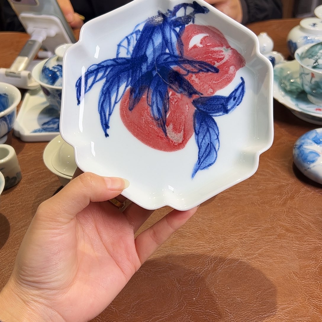 米***缪青花手绘釉里红壶承