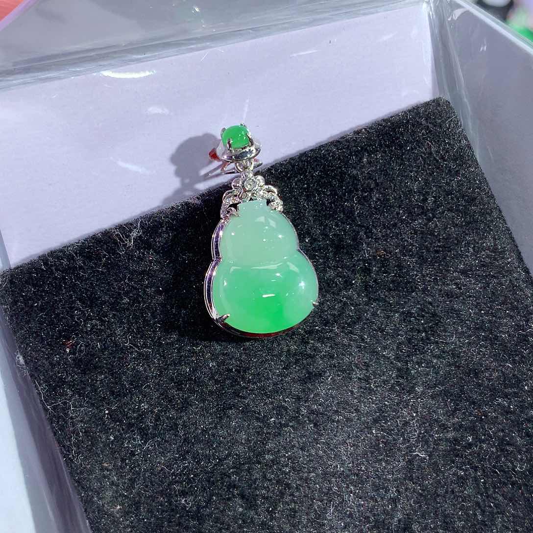 翡翠吊坠(赠链)18K金镶嵌