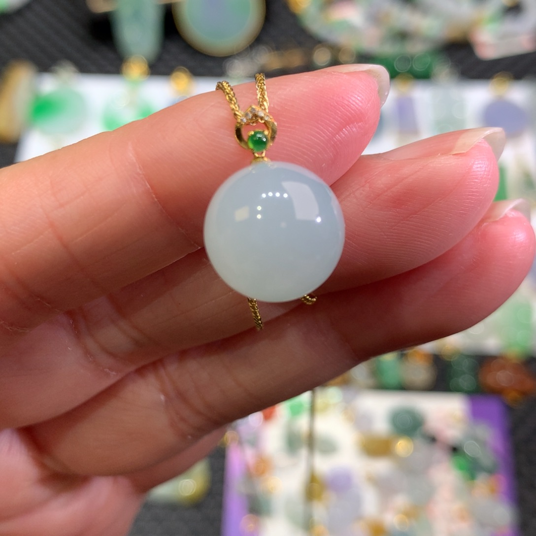 翡翠颈饰18K金镶嵌翡翠吊坠的未镶嵌