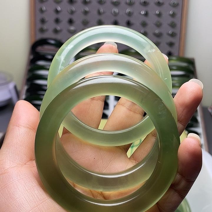 蛇纹石玉未镶嵌手镯