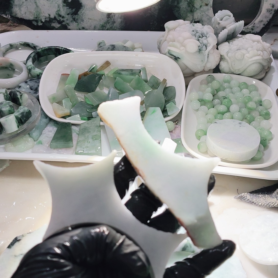 翡翠未镶嵌颈饰边角料