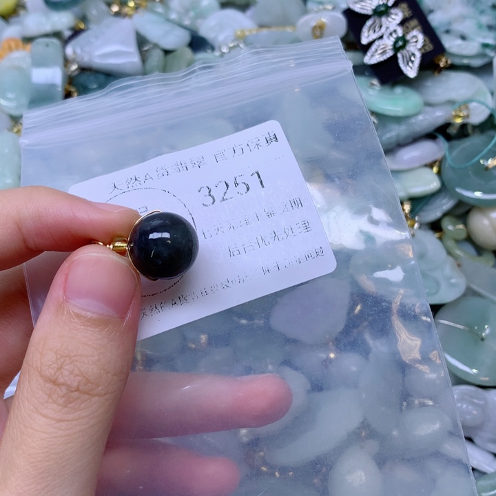 吊坠(不含链)未镶嵌翡翠