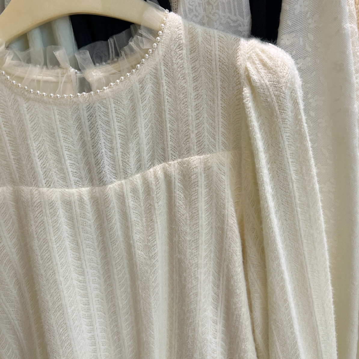 乐缘冬新 法式复古木耳边领口加绒长袖蕾丝钉珠小衫