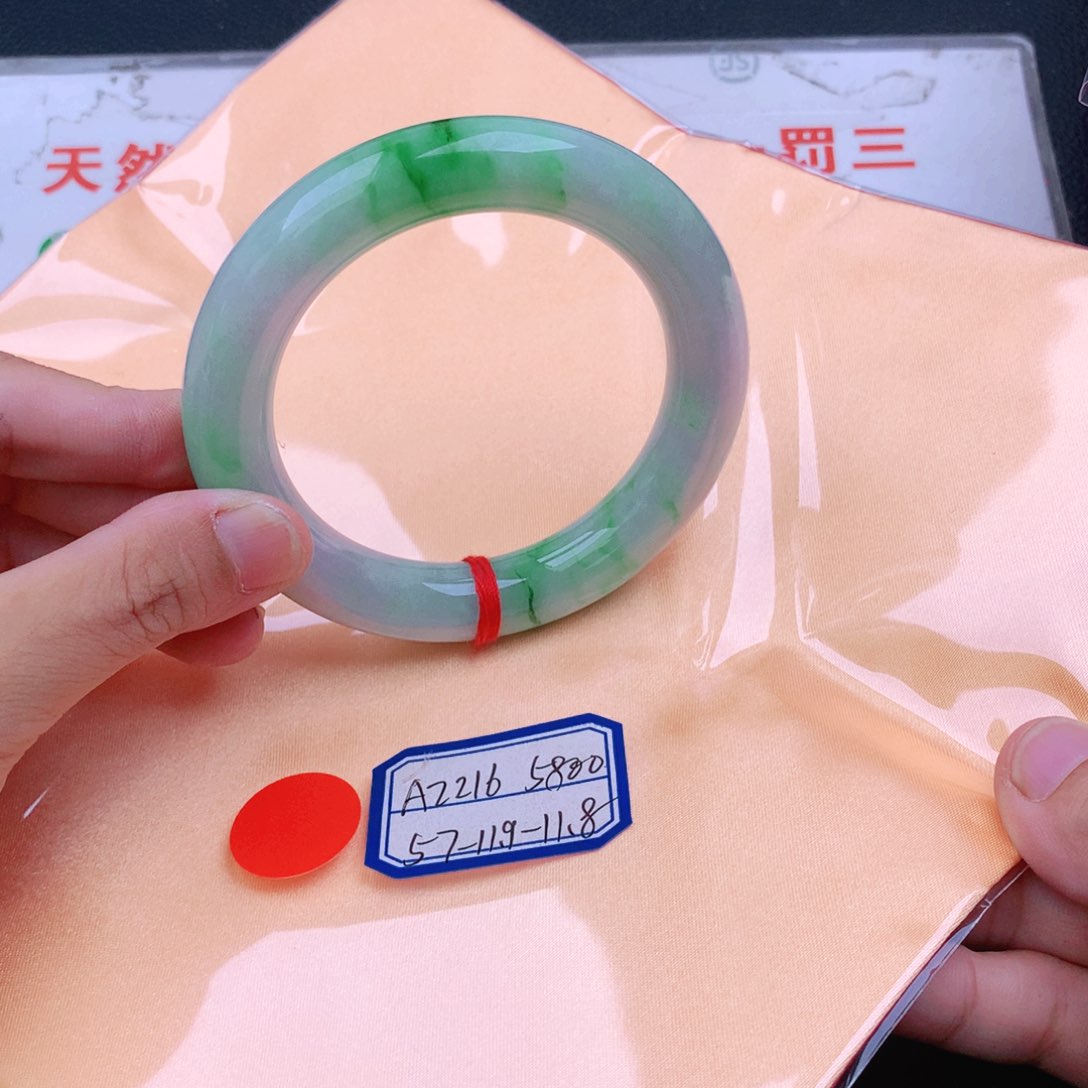 翡翠手镯未镶嵌翡翠