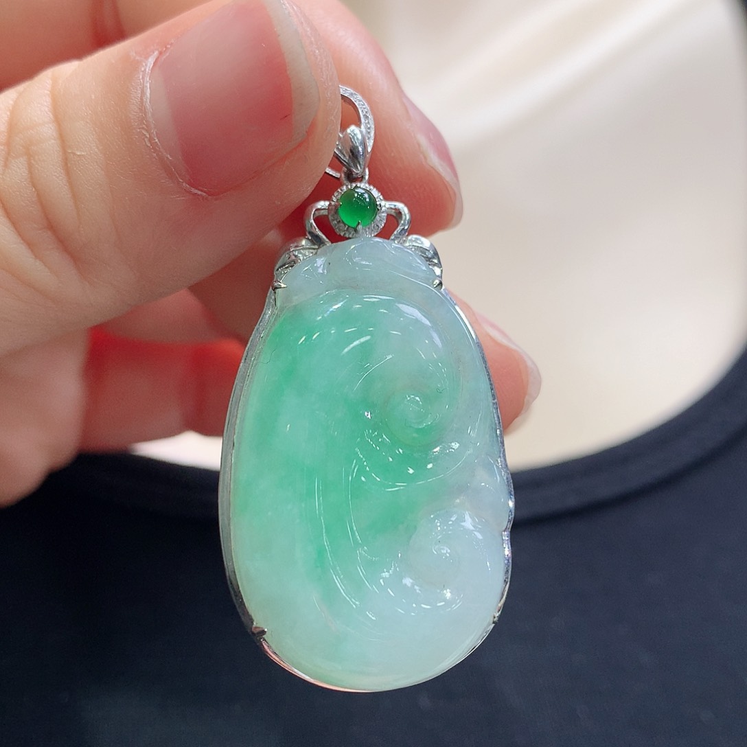 翡翠18K金镶嵌颈饰如意