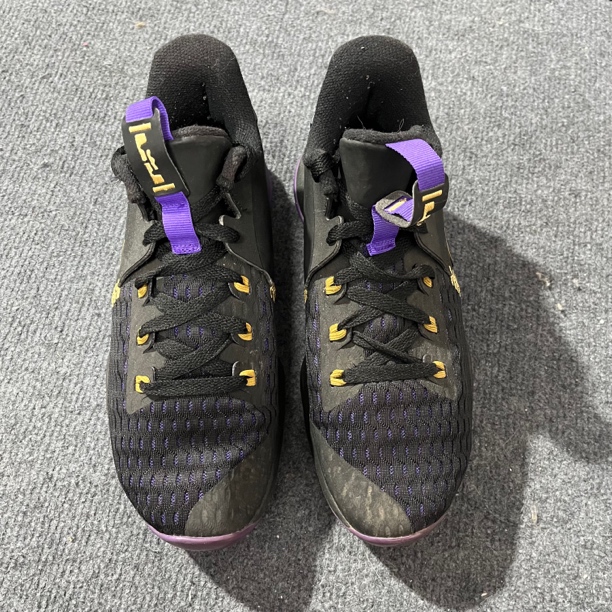 詹姆斯支线 41码 正品篮球鞋 