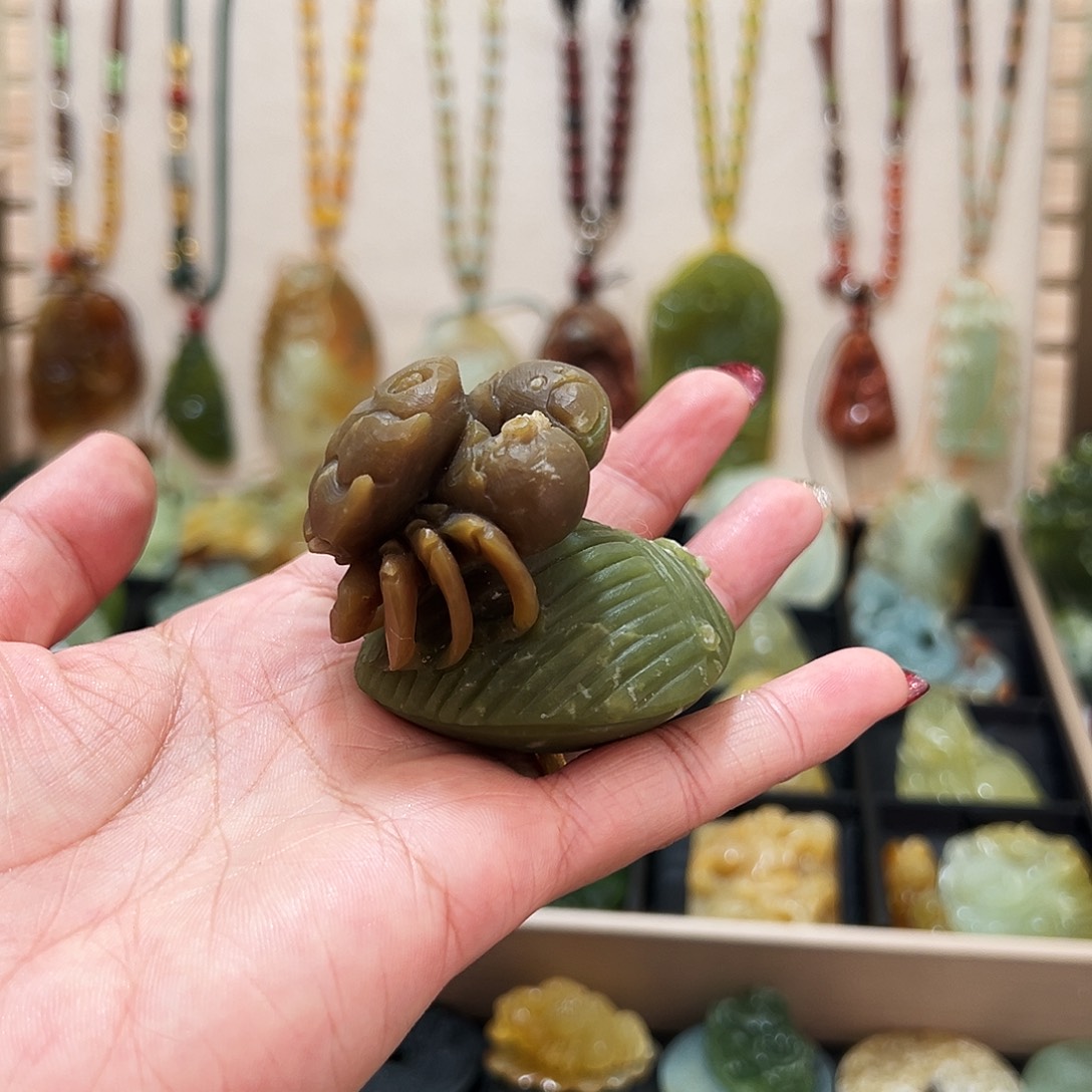 蛇纹石玉颈饰未镶嵌