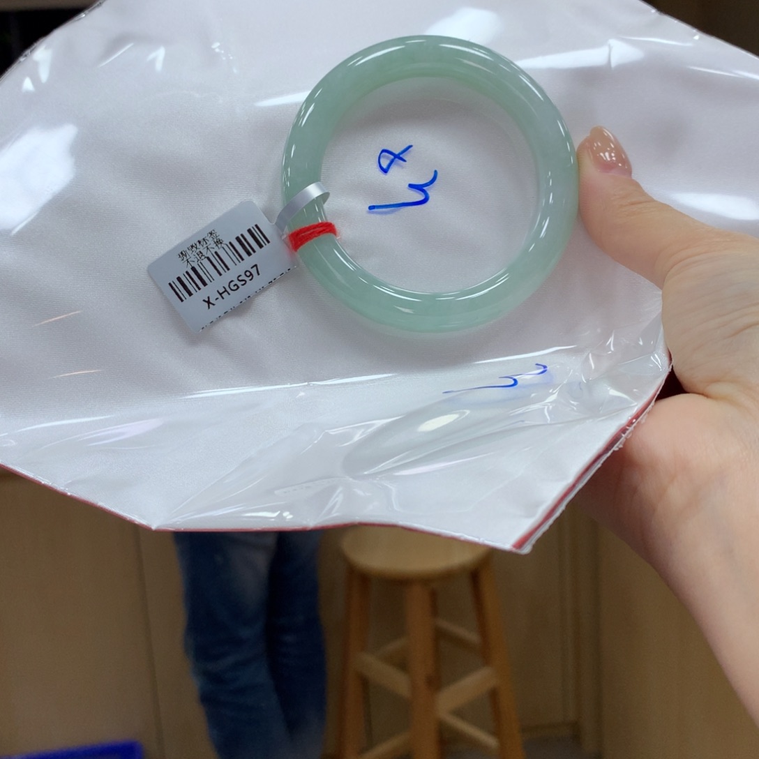 翡翠手镯未镶嵌不退不换